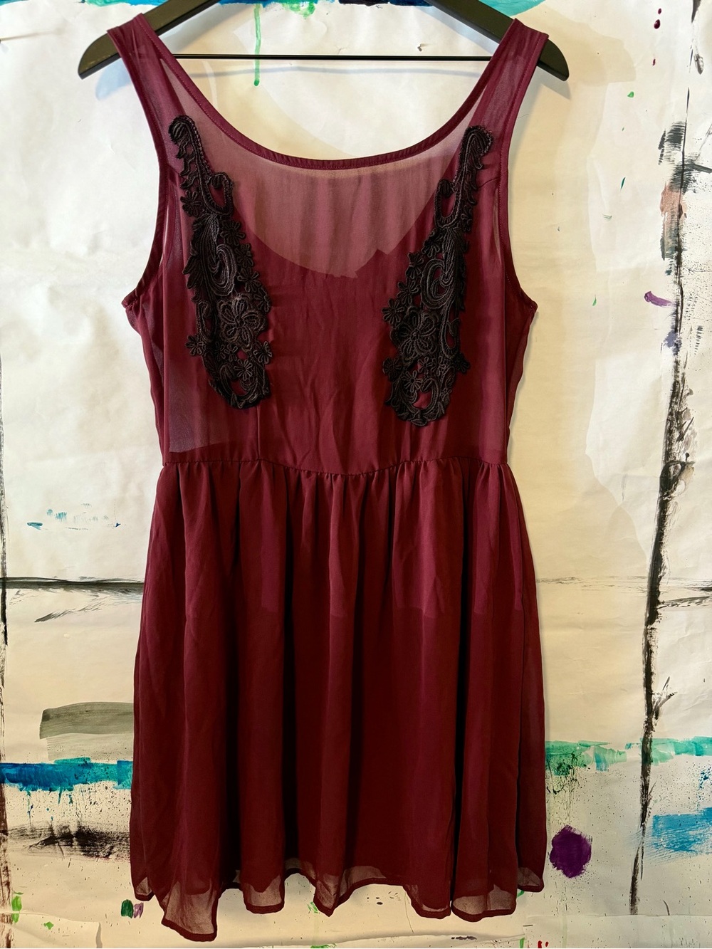Unique Burgundy Sleeveless Chiffon Dress with Black Lace Appliqué